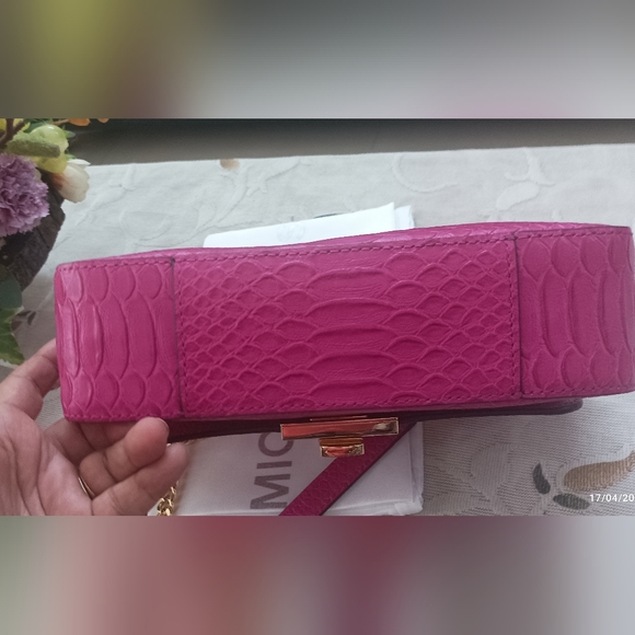 Authentic Michael Kors Tina Medium Shoulder Bag in Fuchsia - Picture 12 of 16